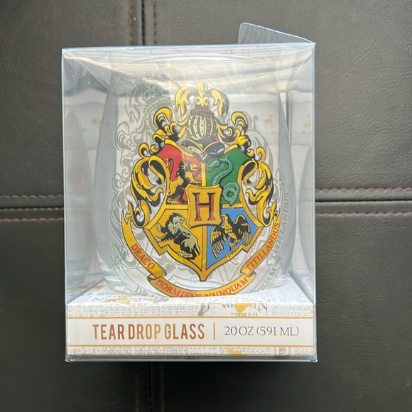 Harry Potter | Tear Drop Glass Hogwarts Crest Stemless - Picture 1 of 4